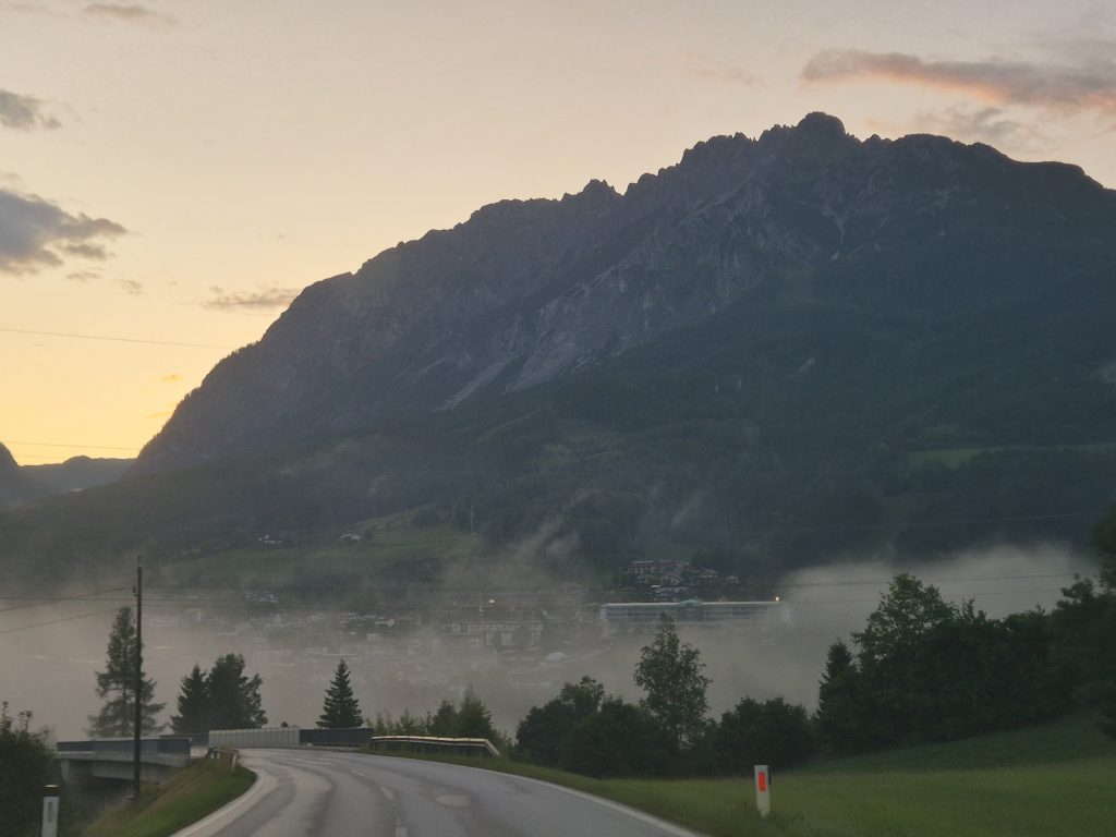 Ausflugsziele Schladming-Dachstein: Blick über das Gröbminger Land auf die Berge.