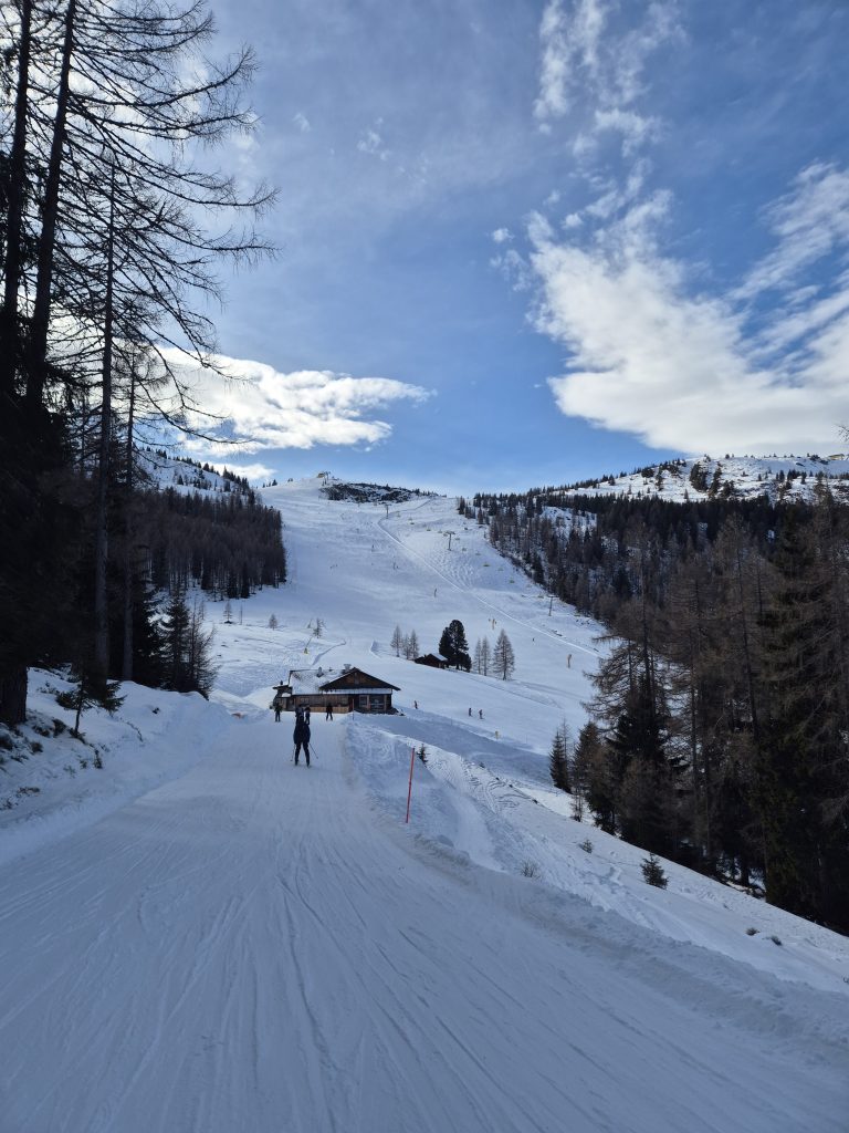 Verschneite Skipiste in der Region Schladming-Dachstein
