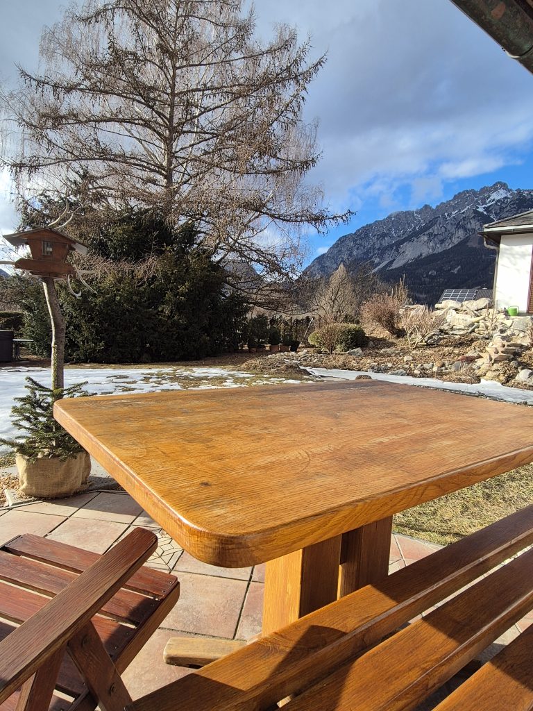Holztisch im Garten mit Blick auf die Kammspitze