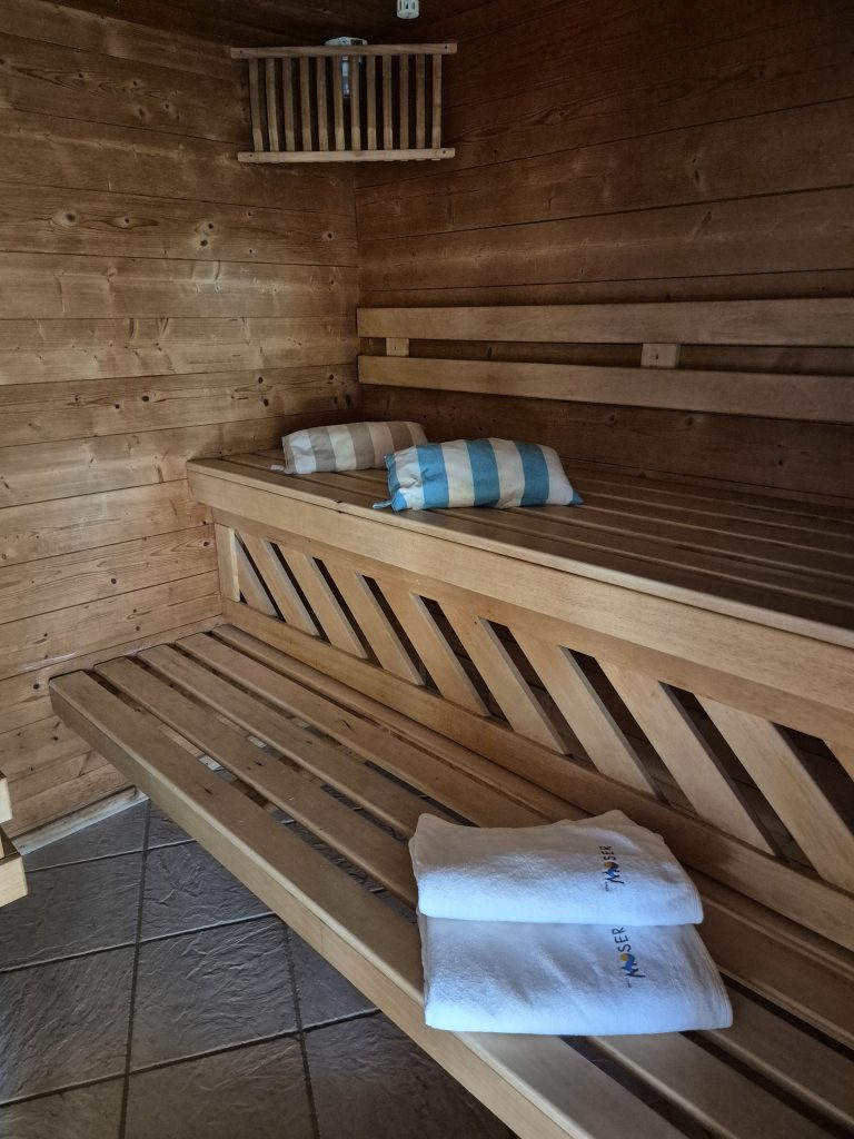 Sauna mit Liegebänken und Handtüchern