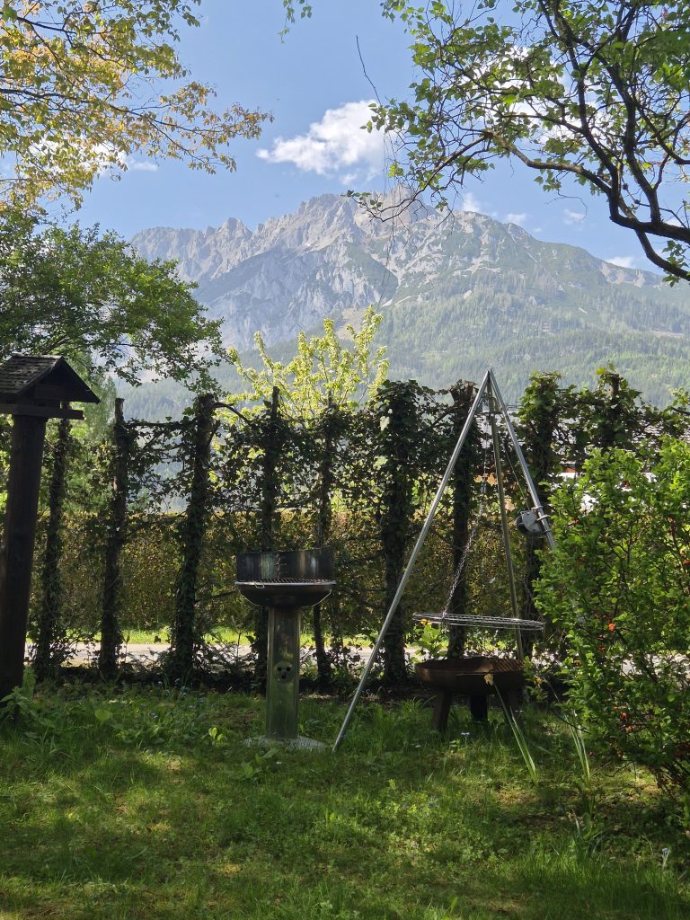 Grillplatz im Garten des Wasserhauses mit Blick auf die Berge